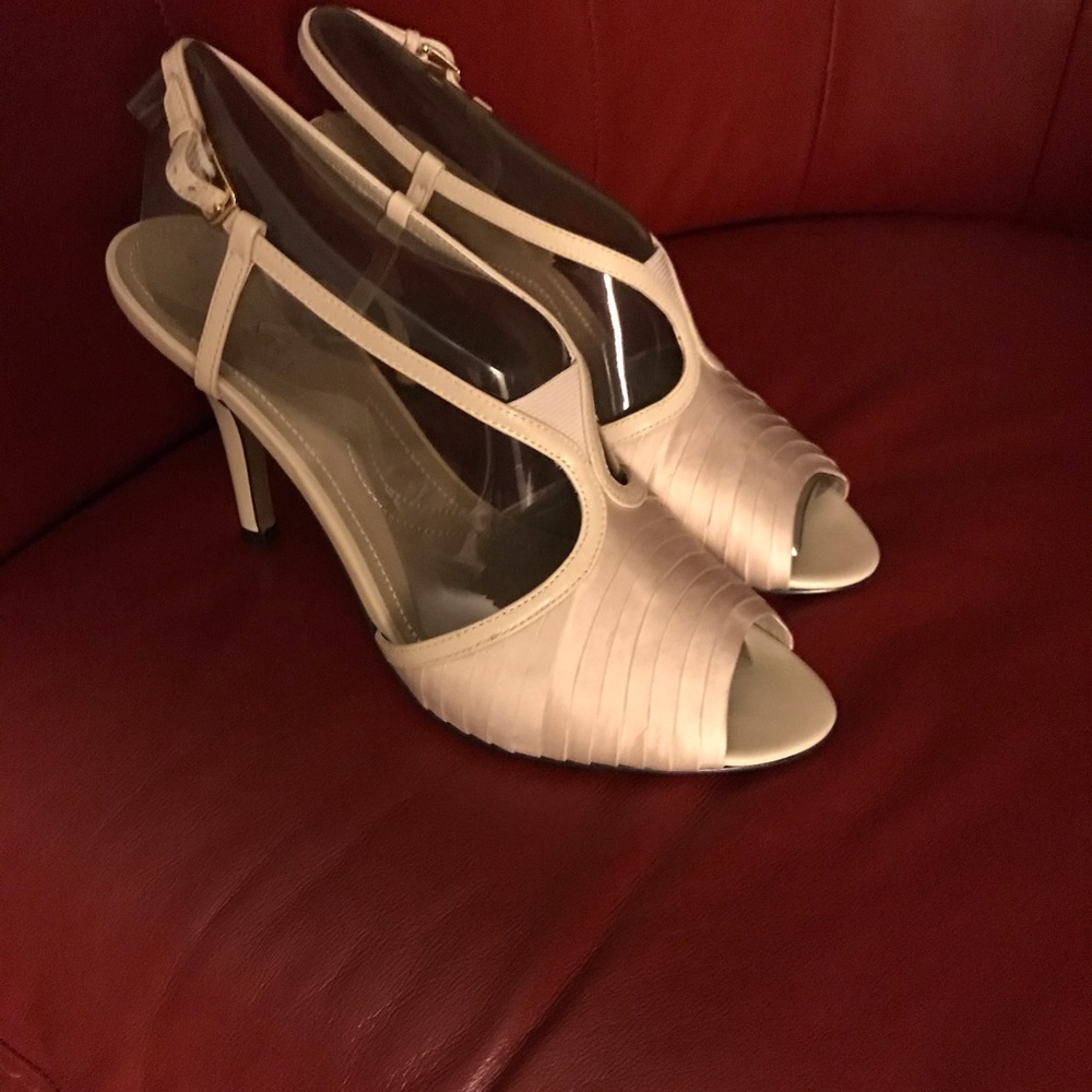 Size 8 Sandals in Champagne!